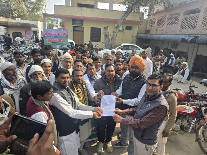 एसडीएम को राष्ट्रपति व राज्यपाल के नाम ज्ञापन सौंपा