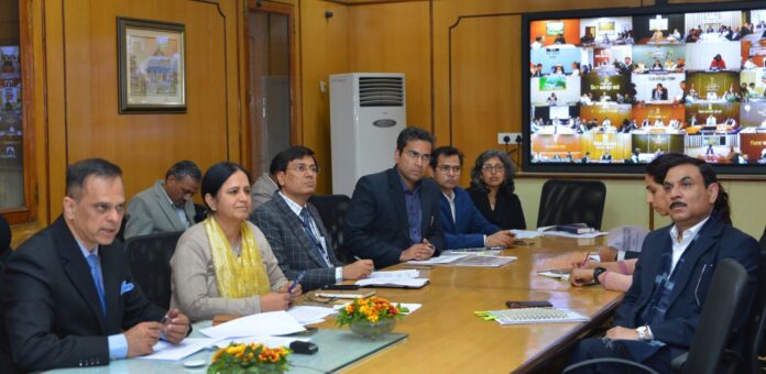 वी. श्रीनिवास की अध्यक्षता में आयोजित समीक्षा बैठक।