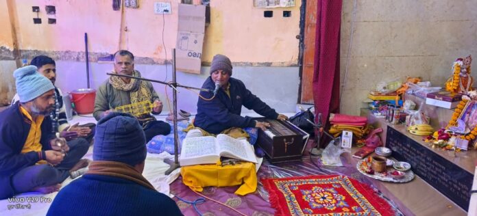 भजन-कीर्तन करते श्रद्धालु