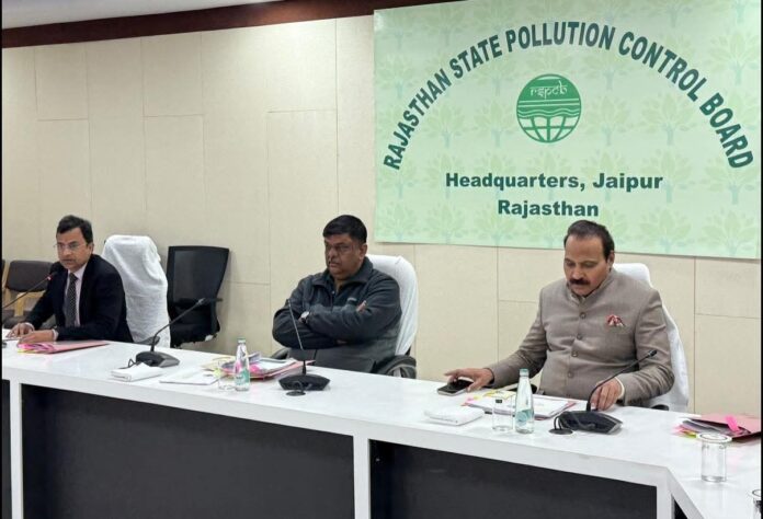 समीक्षा बैठक के दौरान राज्यमंत्री संजय शर्मा