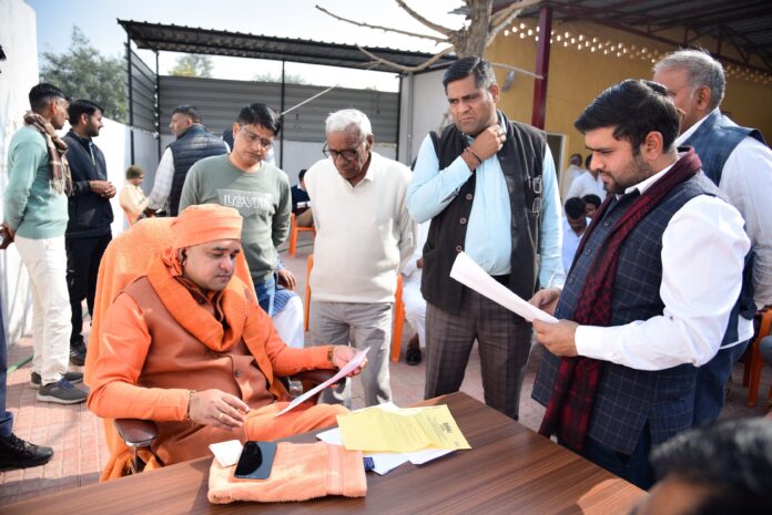 आमजन की समस्याएं सुनते विधायक महंत बालकनाथ योगी