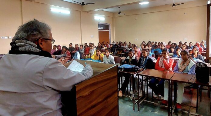 छात्राओं को संबोधित करते प्राध्यापकगण।