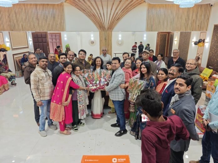 बेटियों का सम्मान करते न्यायाधीश व अधिकारी