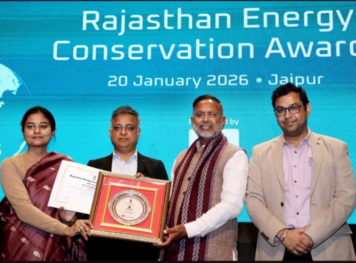 विजेताओं को सम्मानित करते ऊर्जा मंत्री हीरालाल नागर