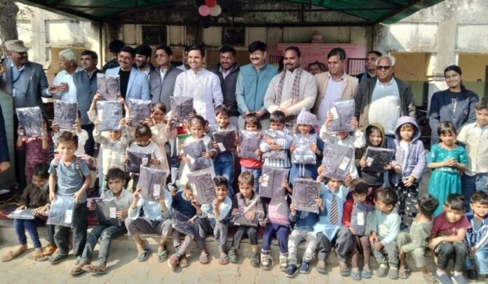 369 छात्रों को गर्म ऊनी जर्सियां वितरित करते अतिथि व विद्यालय स्टाफ