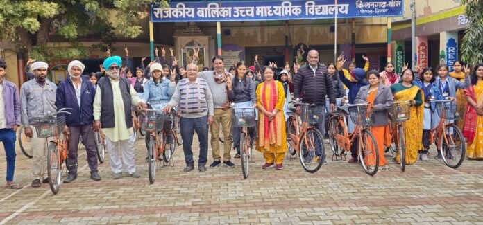 छात्राओं को निशुल्क साइकिल वितरित करते अतिथि व विद्यालय प्रशासन