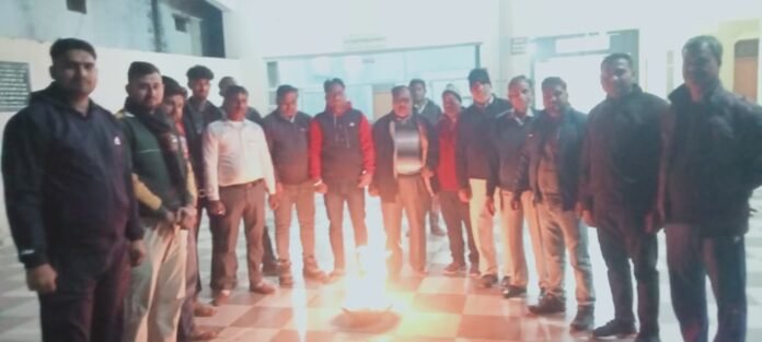 372 प्रतिलिपि जलाकर विरोध करते विप्र संगठन के सदस्य