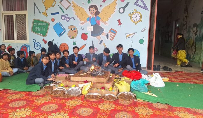 373 हवन-यज्ञ व सरस्वती पूजन में भाग लेते विद्यार्थी व स्टाफ