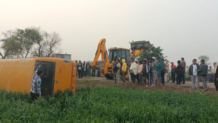 374 कठूमर के बेरका गांव के पास पलटी निजी स्कूल बस