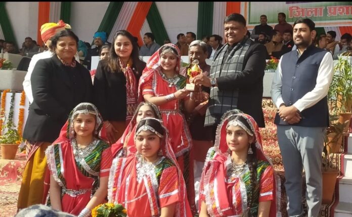 बी.एल. पब्लिक स्कूल पुरस्कार प्राप्त करते हुए