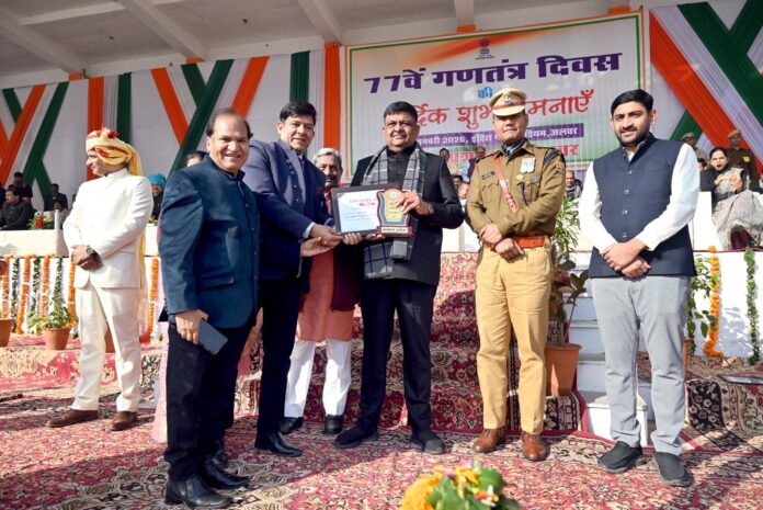 जिला स्तरीय सम्मान प्राप्त करते गिरीश गुप्ता