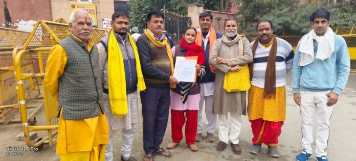 399 राष्ट्रपति के नाम ज्ञापन सौंपते राजस्थान पुजारी महासंघ के पदाधिकारी