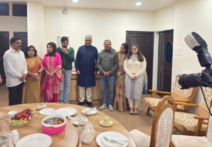 406 निवास पर पहुंचकर दिया नवदंपती को आशीर्वाद