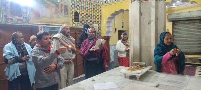 408 समाधि दिवस पर श्रद्धांजलि अर्पित करते श्रद्धालु