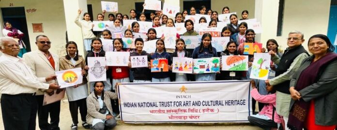 410 पोस्टर प्रतियोगिता में भाग लेते विद्यार्थी