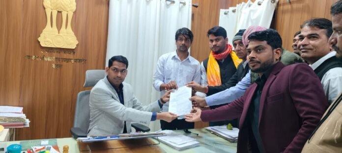 413 एसडीएम को ज्ञापन सौंपते विद्यार्थी