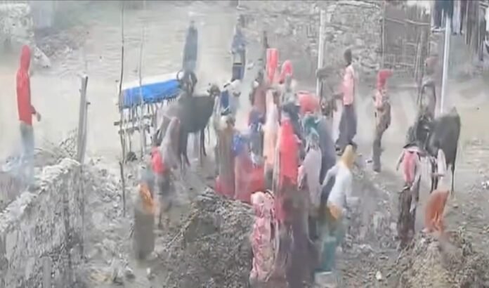 झगड़े के बाद मौके पर मौजूद ग्रामीण