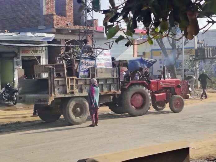 कठूमर में सड़क किनारे से अतिक्रमण हटाती नगरपालिका विजिलेंस टीम