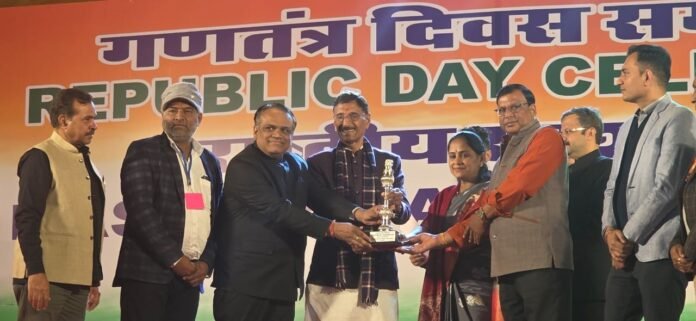 424 पुरस्कार ग्रहण करते अतिरिक्त मुख्य सचिव प्रवीण गुप्ता