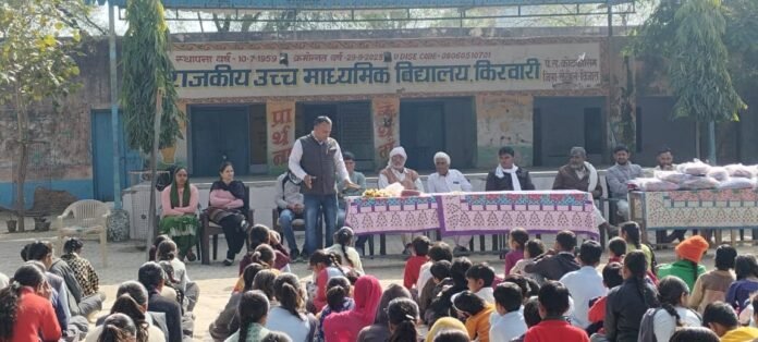 426 विद्यार्थियों को स्वेटर वितरित करते भामाशाह चुन्नीलाल जांगिड़