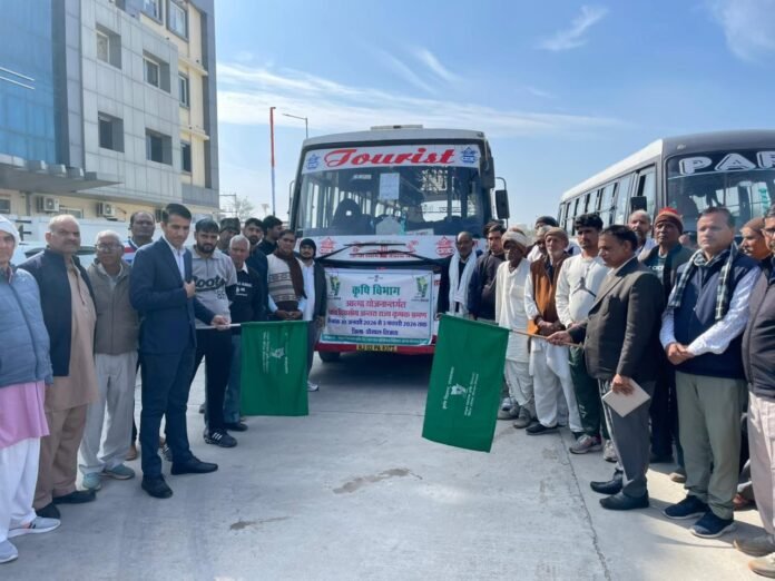 427 कृषक भ्रमण को हरी झंडी दिखाकर रवाना करते अधिकारी