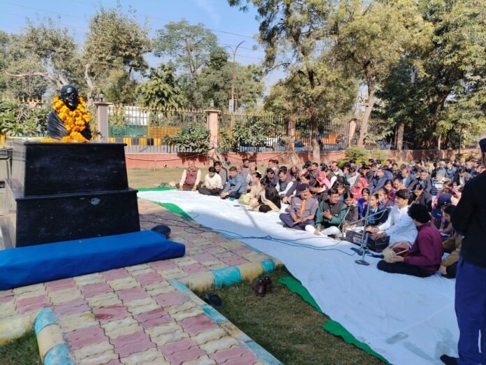 शहीद दिवस पर महात्मा गांधी की प्रतिमा पर पुष्पांजलि अर्पित