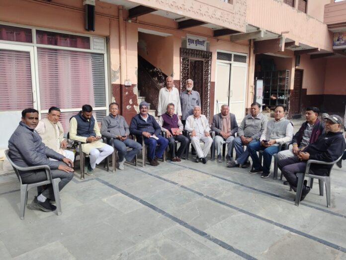 सर्व समाज की बैठक में उपस्थित गणमान्य लोग