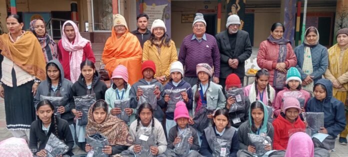 किशनगढ़ बास स्थित राजकीय बालिका विद्यालय में छात्राओं को स्वेटर वितरण के दौरान किन्नर गुरु संतरा, विद्यालय प्रधानाचार्य, स्टाफ एवं छात्राएं।