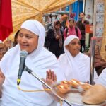 आर्यिका आर्षमति माताजी ससंघ श्रद्वालुओं को आशीर्वाद देते हुए,