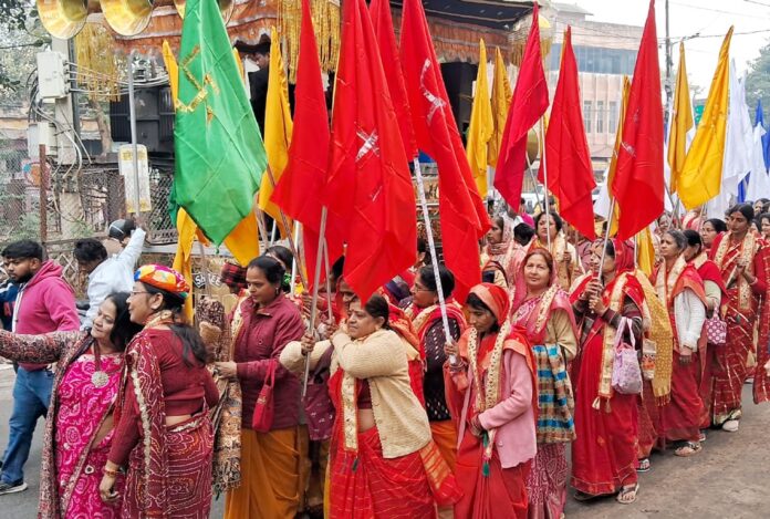 98 रथयात्रा में शामिल महिलाएं ध्वज लेकर चलते हुए