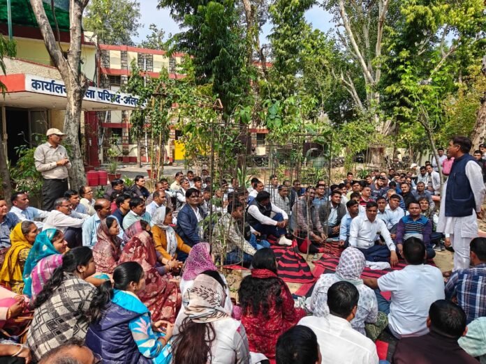 अलवर। धरना देते कर्मचारी