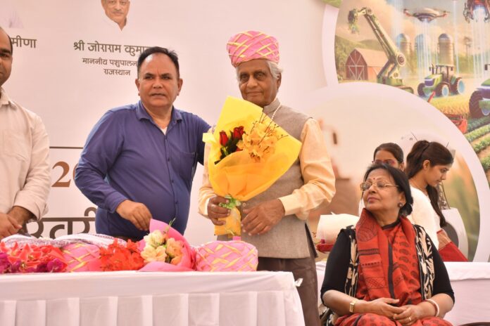 समारोह में डॉ. चंद्रावत को सम्मानित करते आयोजक