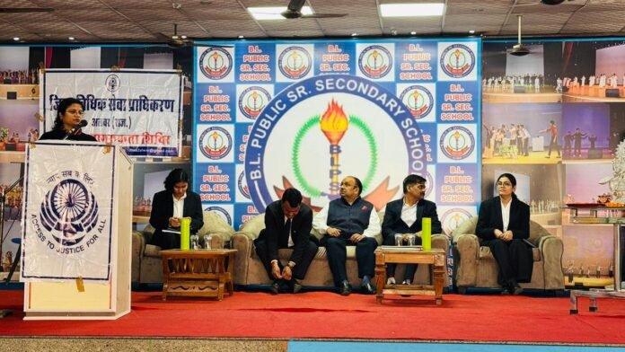 कार्यक्रम में उपस्थित अतिथि।