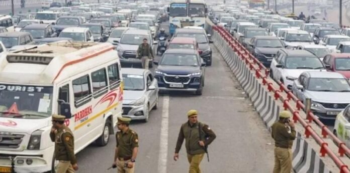 कालिंदी कुंज बैराज पर घंटों जाम में फंसे वाहन