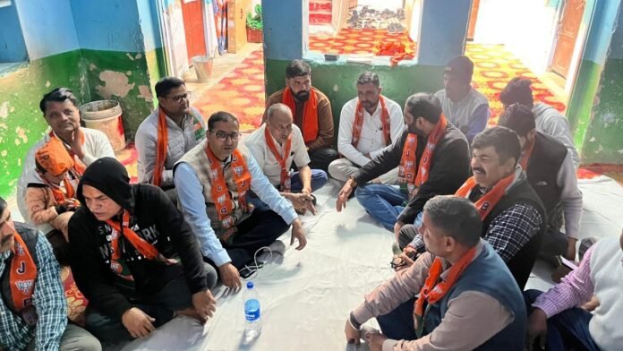 सामूहिक श्रवण कार्यक्रम में मौजूद भाजपा कार्यकर्ता एवं ग्रामीण