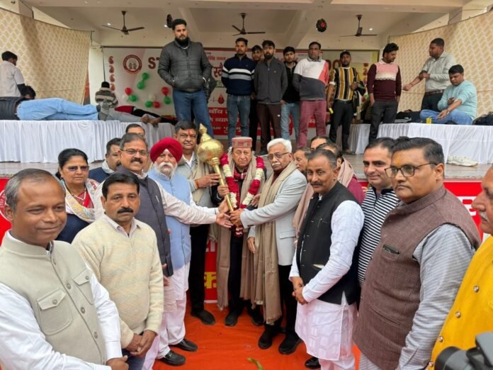 रक्तदान शिविर में रक्तवीरों का उत्साहवर्धन करते राज्यमंत्री संजय शर्मा