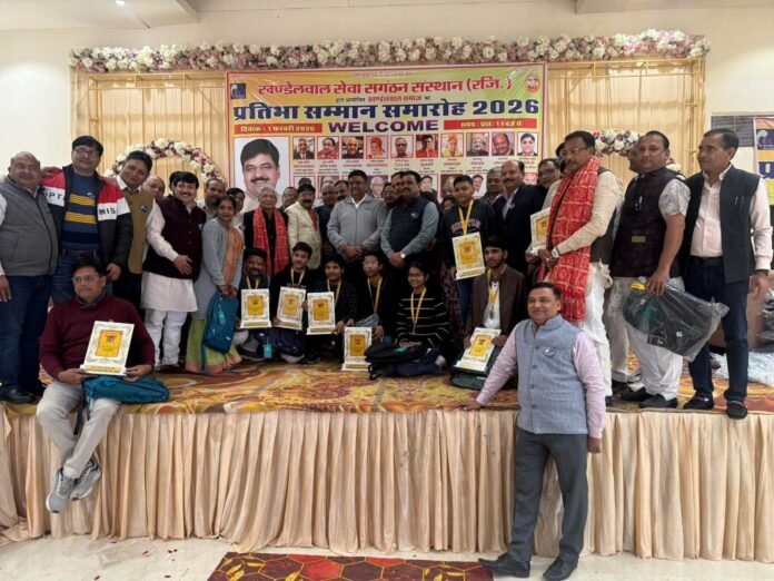 प्रतिभा सम्मान सम्मेलन में मेधावी छात्र-छात्राओं को सम्मानित करते राज्यमंत्री संजय शर्मा