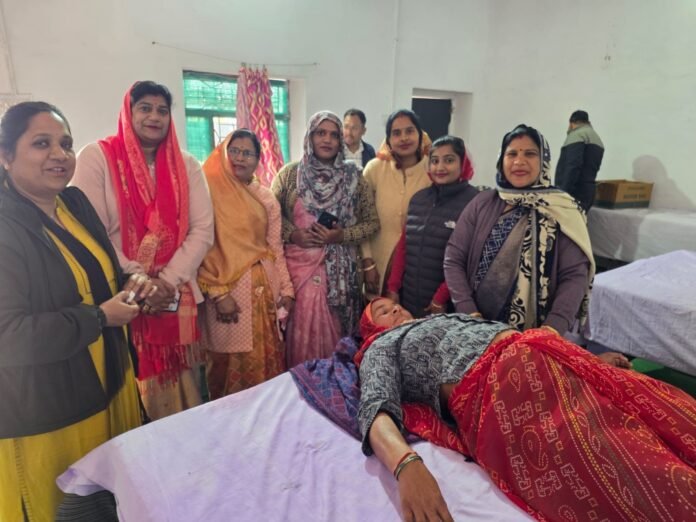वैश्य समाज के पांचवें रक्तदान शिविर में रक्तदान करती महिलाएं
