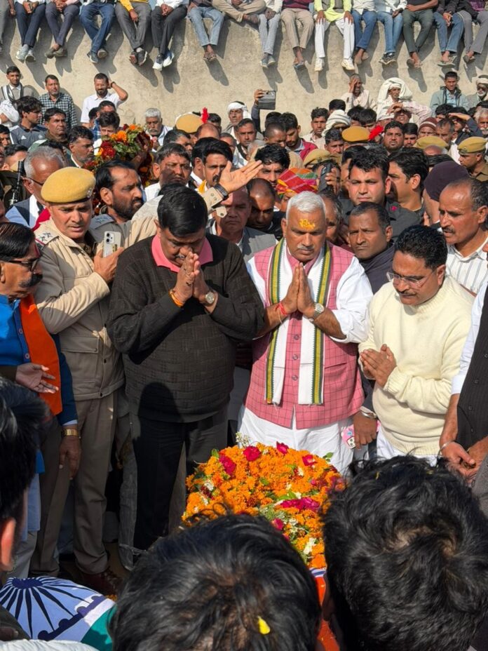 हेमसिंह भड़ाना के अंतिम संस्कार में उपस्थित जनप्रतिनिधि और हजारों ग्रामीण