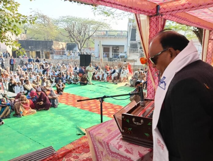 467 भजन–जिकड़ी दंगल में लोक कलाकार प्रस्तुति देते हुए