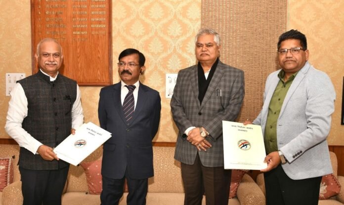 निर्वाचन आयोग के अधिकारियों द्वारा अतिरिक्त एम.ओ.यू. पर हस्ताक्षर करते हुए