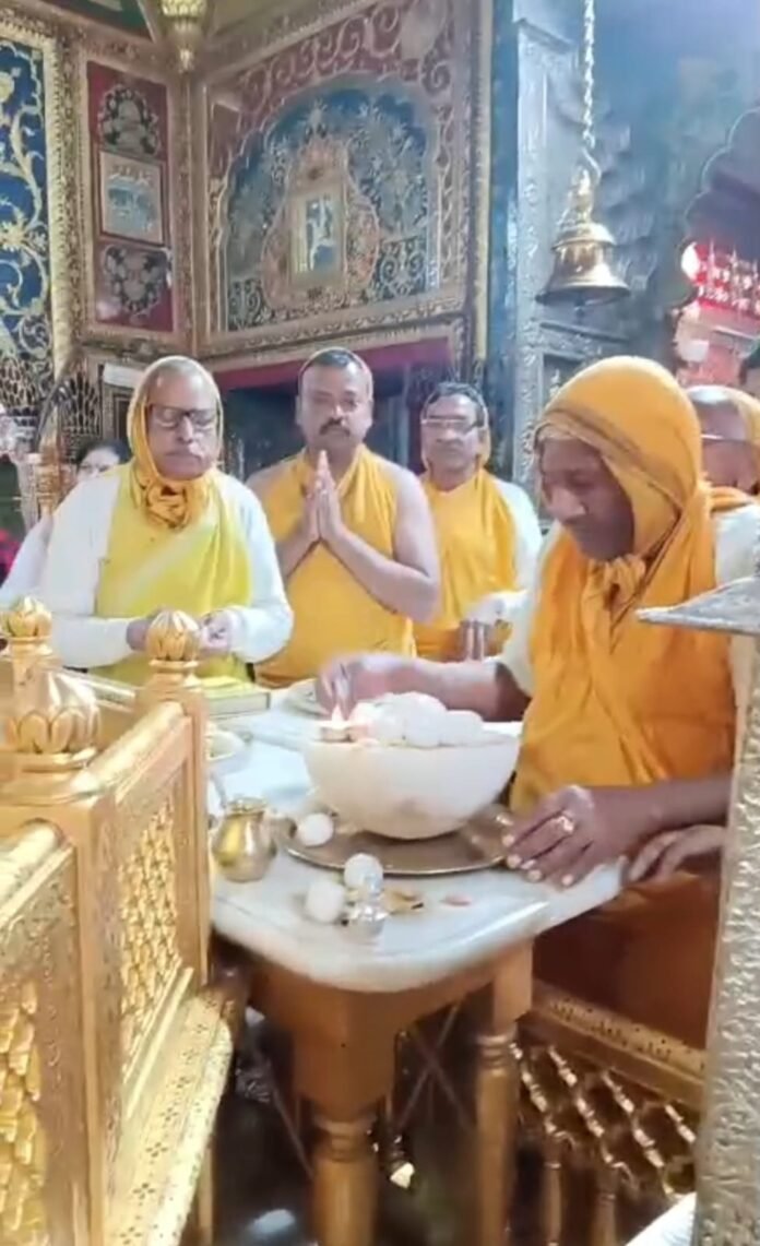 निर्वाण का लाडू चढ़ाते श्रद्वालु