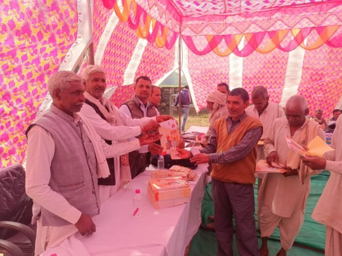 शिविर में किसानों को योजनाओं की जानकारी देते विभागीय अधिकारी।