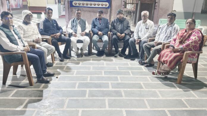 सम्मेलन की तैयारियों पर चर्चा करते भारतीय सिन्धु सभा के पदाधिकारी व मातृशक्ति सदस्य।