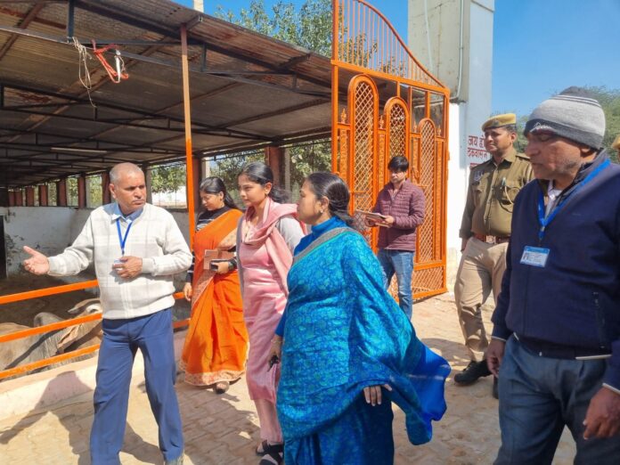 जिला प्रभारी सचिव ने ग्राम उत्थान शिविरों का किया निरीक्षण