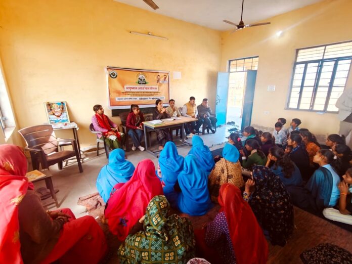 आरोग्य मित्र एवं आरोग्य सखियों को स्वास्थ्य संबंधी जानकारी देते चिकित्सक