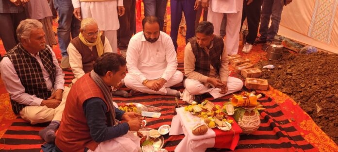 भूमि पूजन के दौरान विधायक सुखवंत सिंह