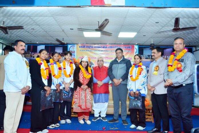 इतिहास रचने वाली राजस्थान टीम व राष्ट्रीय प्रशिक्षक डॉ दीपिका अरोड़ा