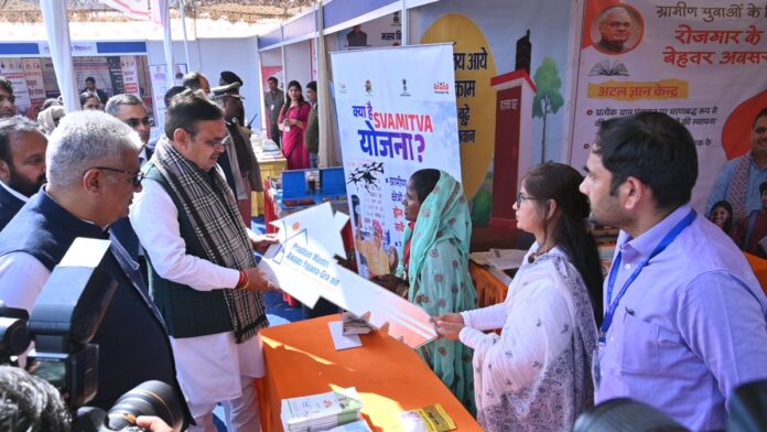 छोटी बाई को प्रधानमंत्री आवास योजना के तहत निर्मित पक्के मकान की चाबी सौंपी