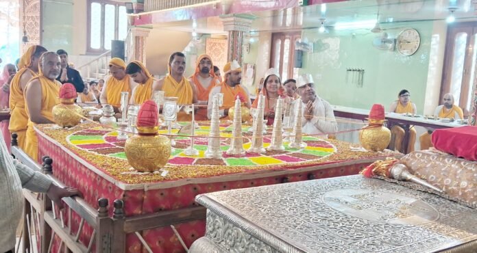 जैन मंदिर में आयोजित विधान में पूजा अर्चना करते श्रद्वालु